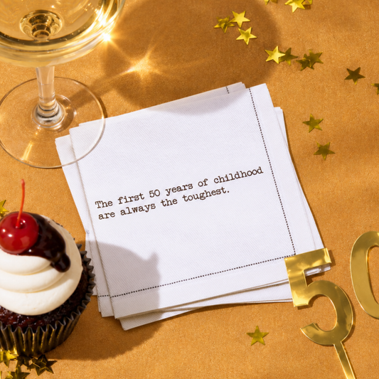 Viertelgefaltete Servietten mit Sprüchen zum 50. Geburtstag 